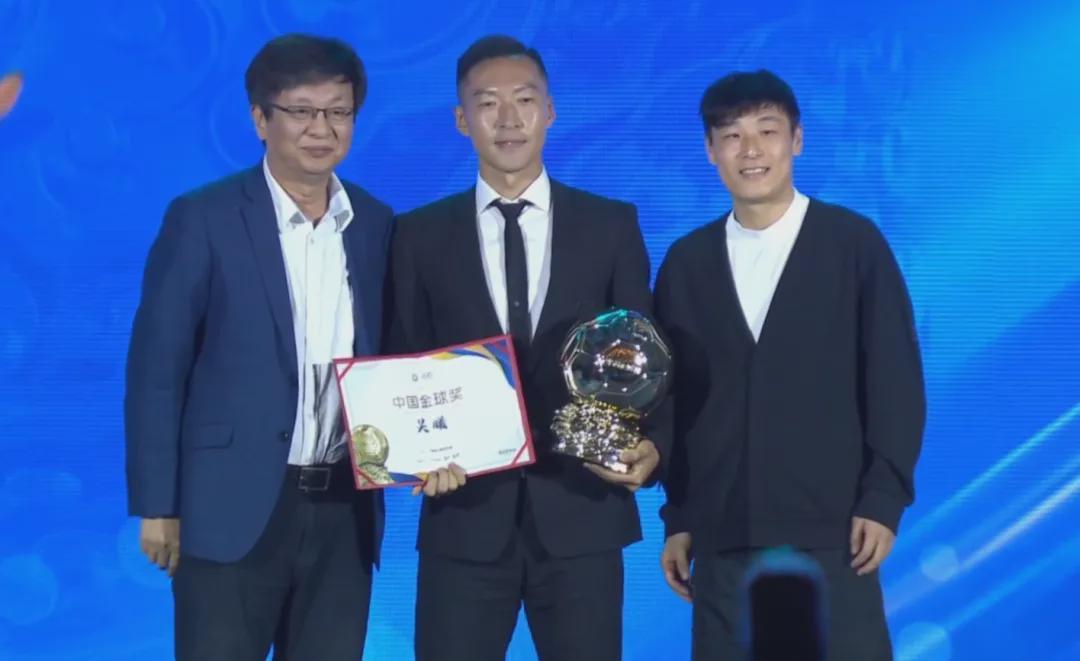 熊猫体育-吴曦获2025中国金球奖！韦世豪发动态：全黑背景+哭笑+偷感bgm